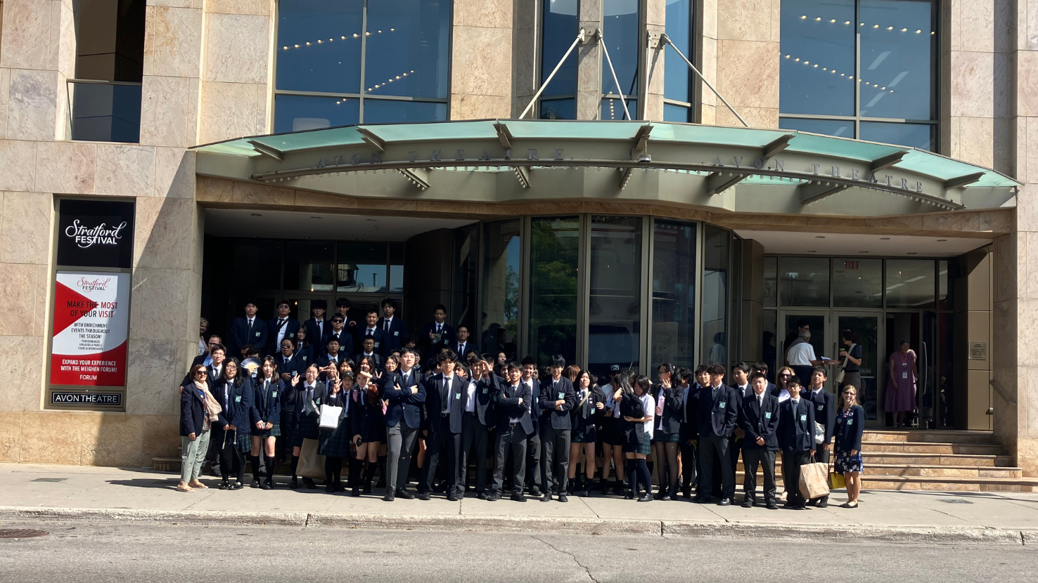 HS Int'l Students Enjoy Trip to Stratford