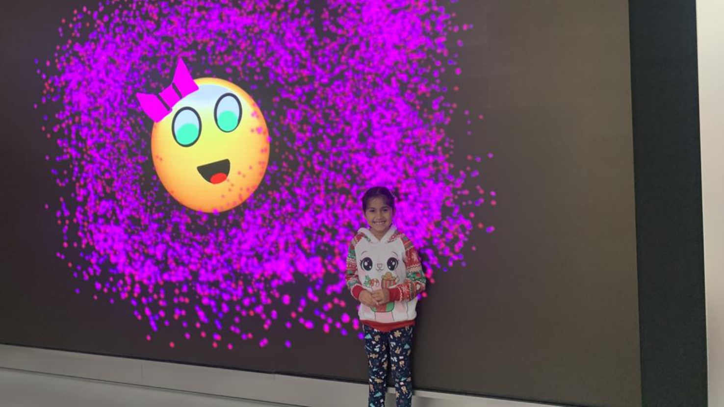 Grade 3s Show Emojis on Big Screen @ Apple Store